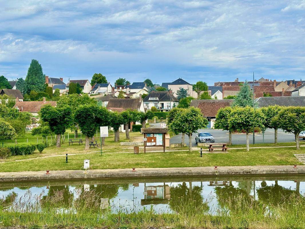 Commerce à OUZOUER-SUR-TREZEE