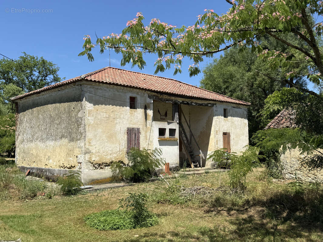 Maison de campagnes avec dépendances à rénover sur 4.8ha proche de Gondrin - photo 3