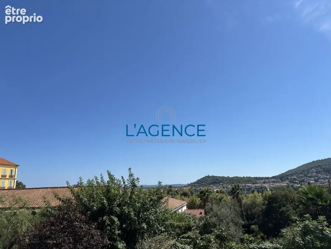 Appartement T4 de 104 m2 au centre ville de Hyères avec ascenseur cave et parking privatif - photo 7