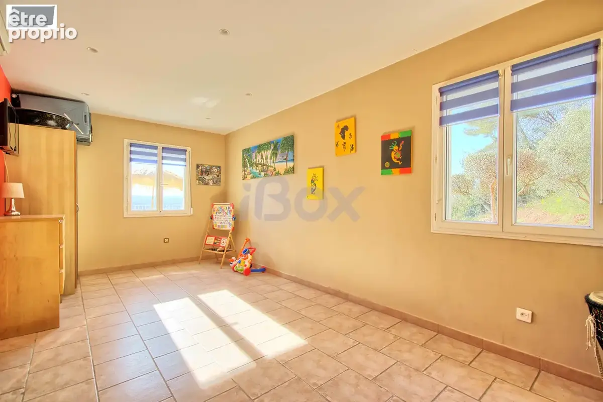 Cuers - maison plain pied individuelle de 130 m2 3 chambres sur terrain de 2500 m2 avec piscine - photo 11