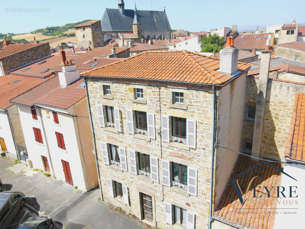 Maison à VIC-LE-COMTE