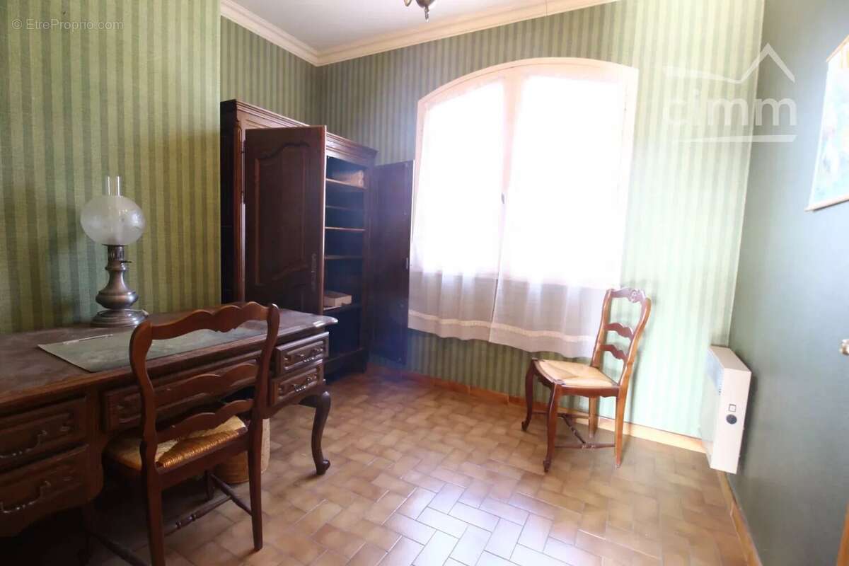 A vendre une villa de 216m² avec annexes et grand garage sur une parcelle de 9755m² - photo 8