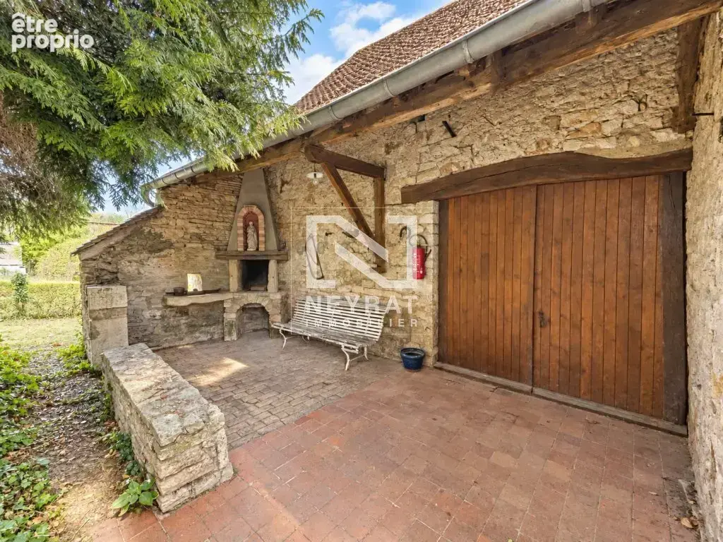 Au calme d'un petit quartier de village, une maison en pierre pleine de potentiel - photo 4