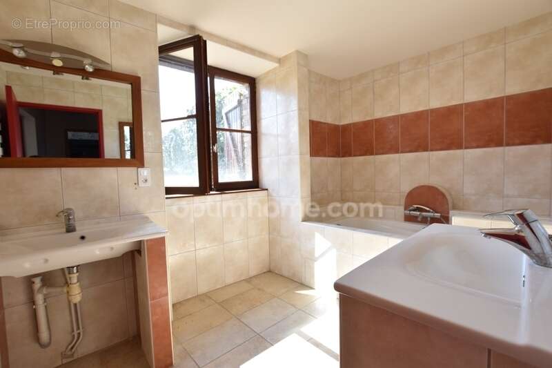 Maison à EGLISENEUVE-PRES-BILLOM