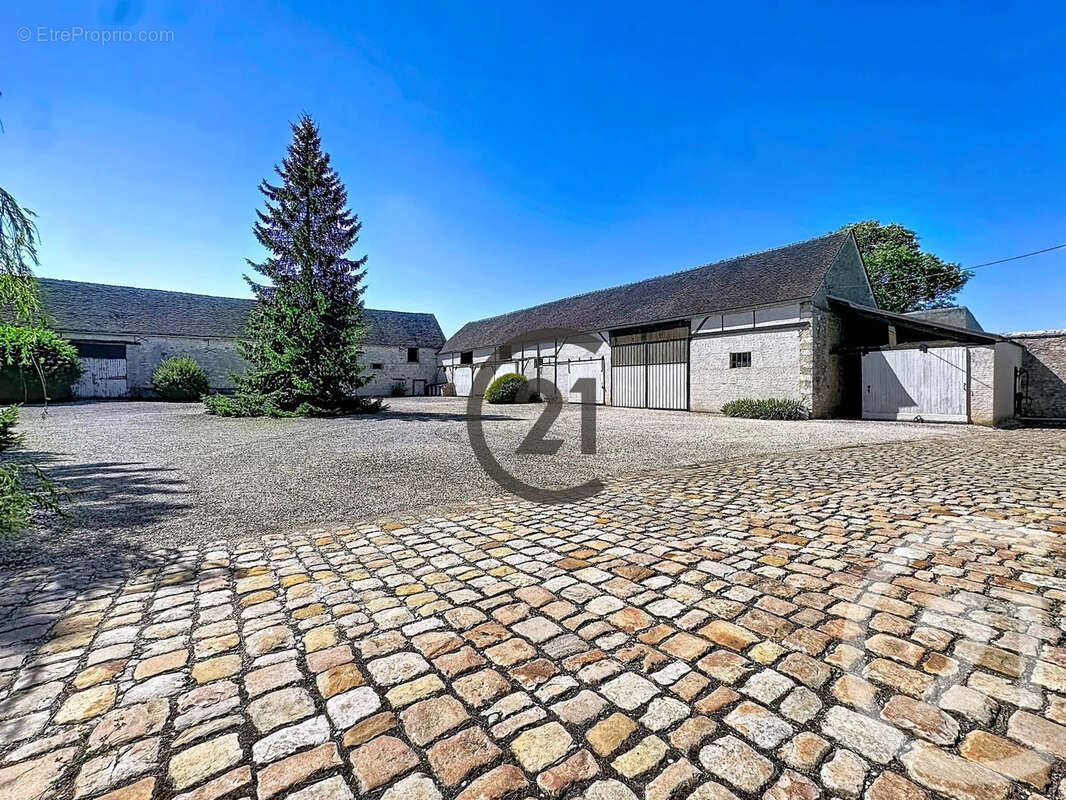 Maison 146 m² à Saint-Loup-De-Naud  - photo 2