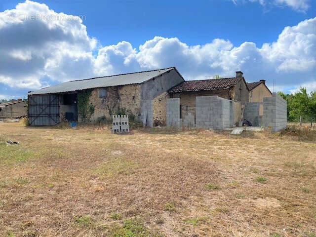 Grange avec ancienne maison sur plus de 7000m2 de terrain avec bois - photo 7
