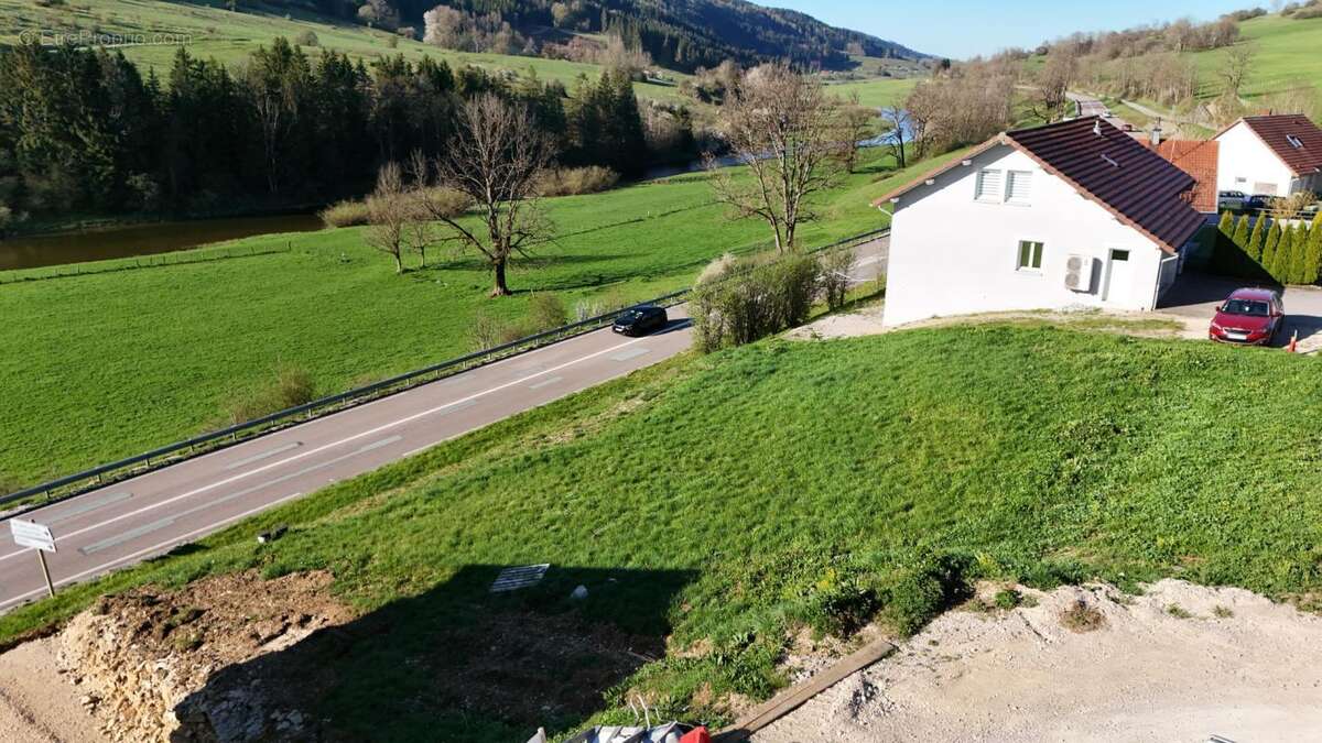 Terrain à MAISONS-DU-BOIS-LIEVREMONT