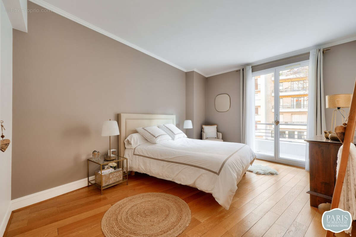 Appartement à PARIS-16E