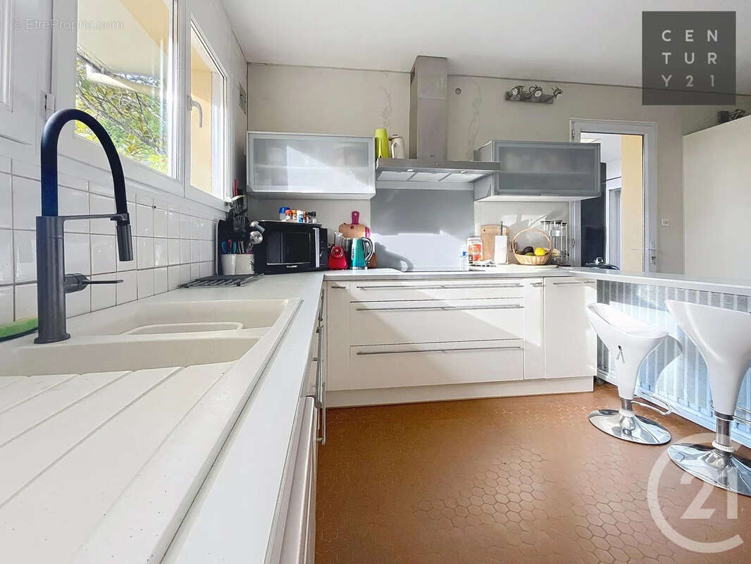 Maison 299 m² à Saint-Hilaire-Sous-Romilly  - photo 4