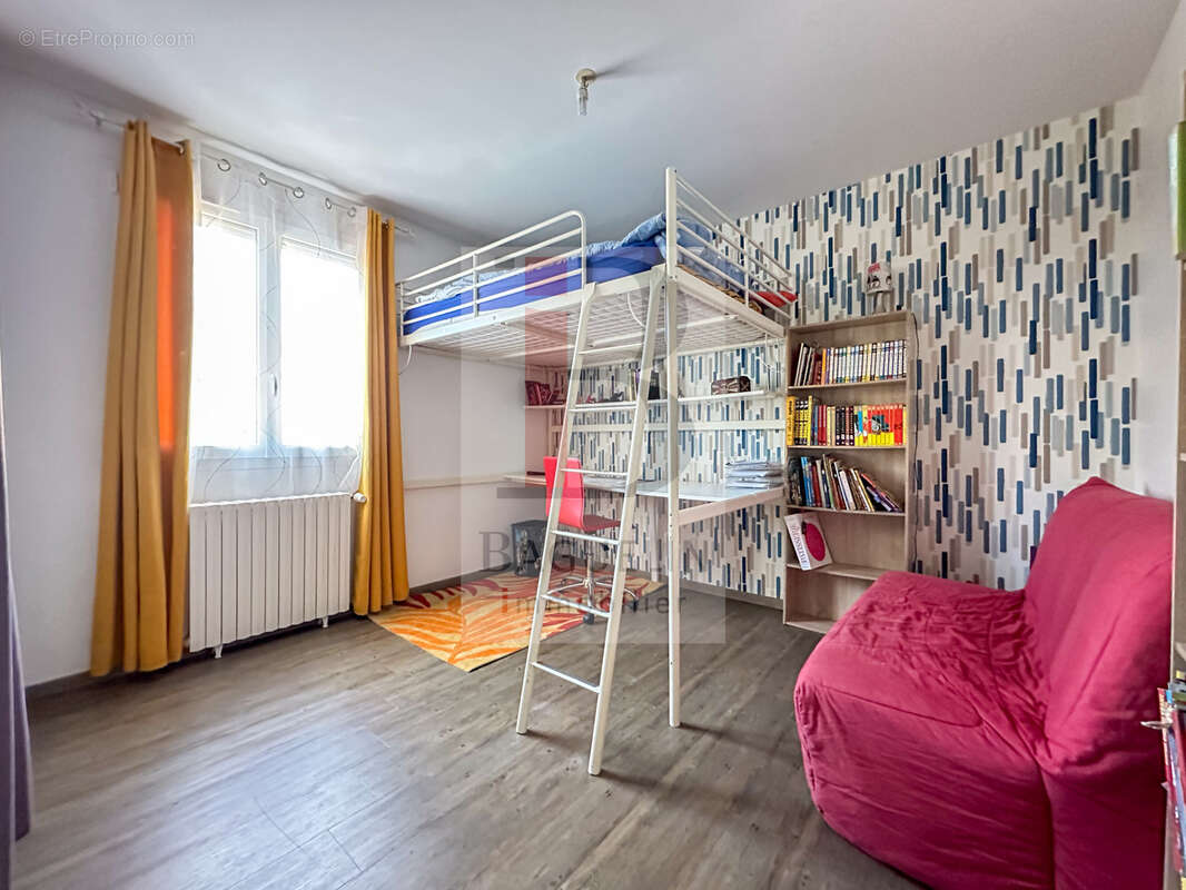 Maison à SAINT-LAURENT-DE-LA-PREE