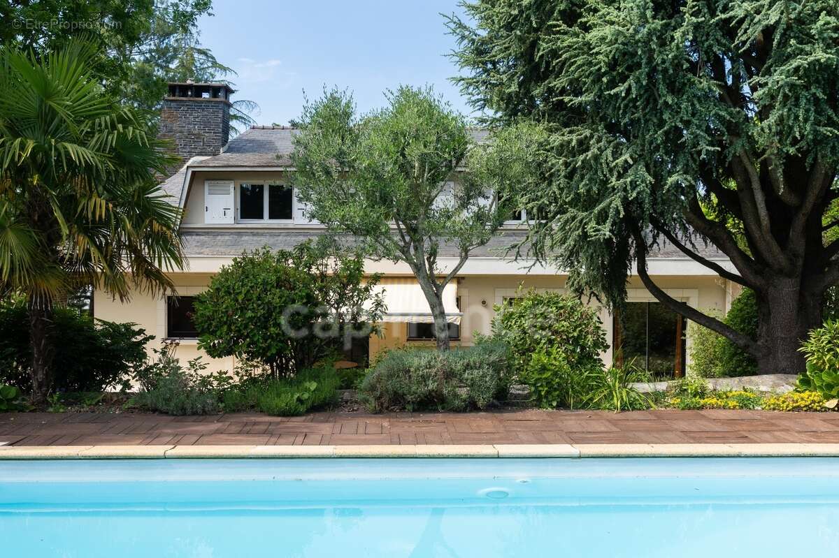 Propriete d'exception à vendre à SAUMUR (49400)  Panorama d'exception sur le château et la Loire - 328m² - 2278m²-piscine - photo 4