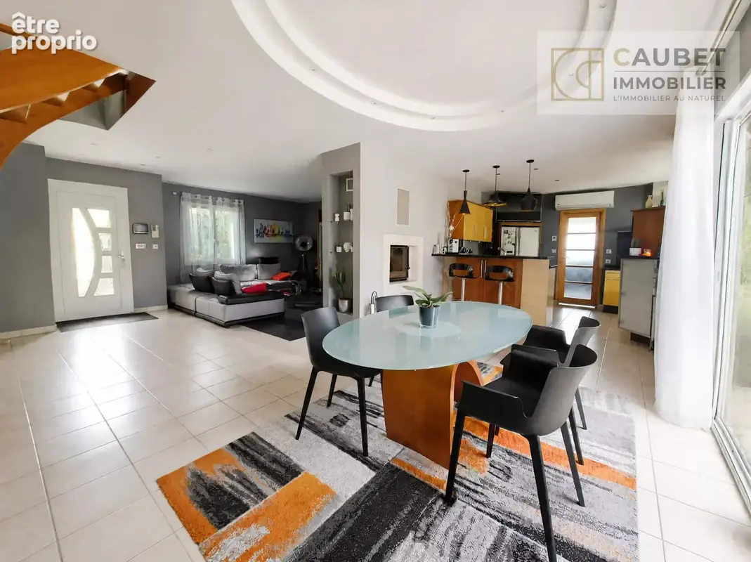 Maison familiale de 220,26 m² avec piscine et vue dégagée. - photo 5
