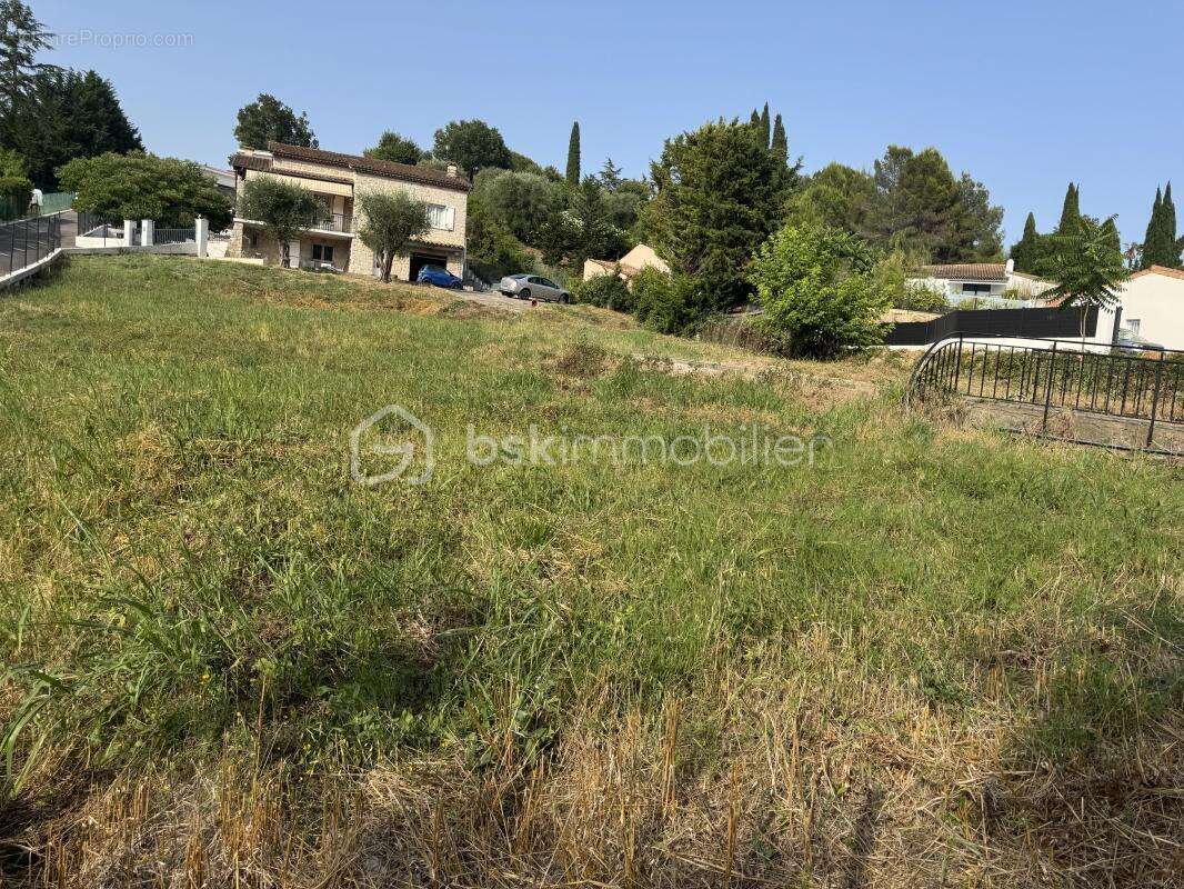 Terrain constructible 913 m² dans un quartier résidentiel et au calme - photo 3