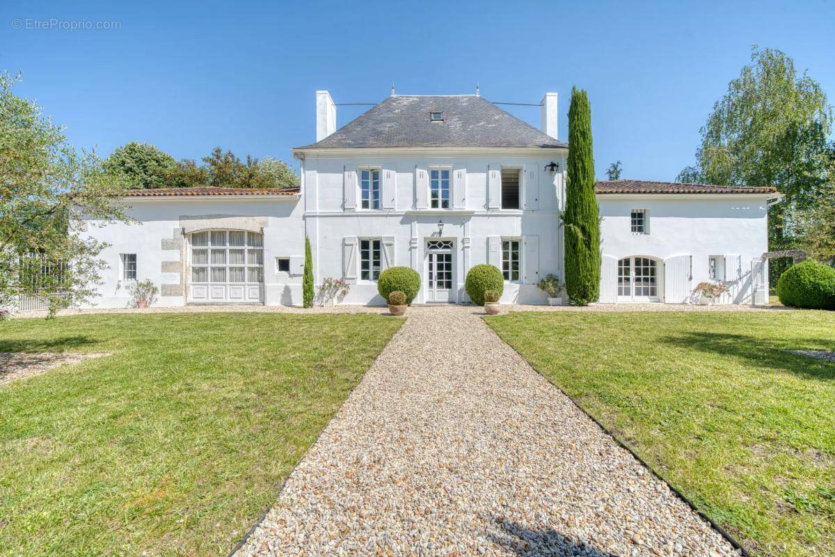 Maison à SAINT-LAURENT-DE-COGNAC
