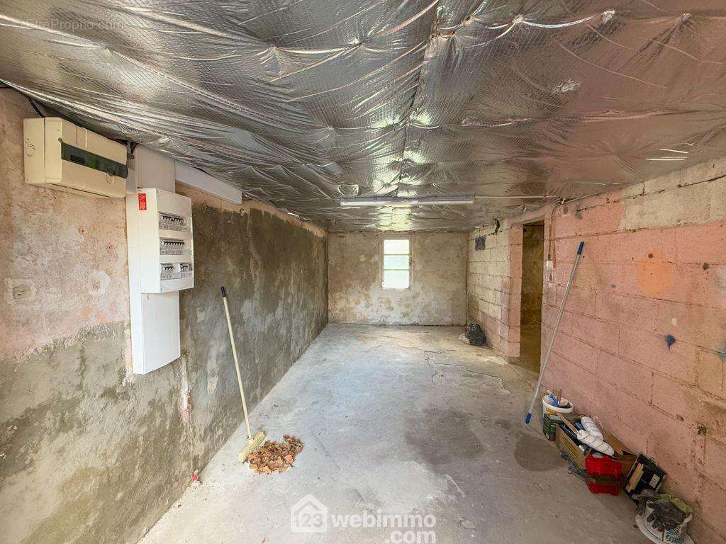 Un sous-sol avec garage - Maison à LA CHATAIGNERAIE
