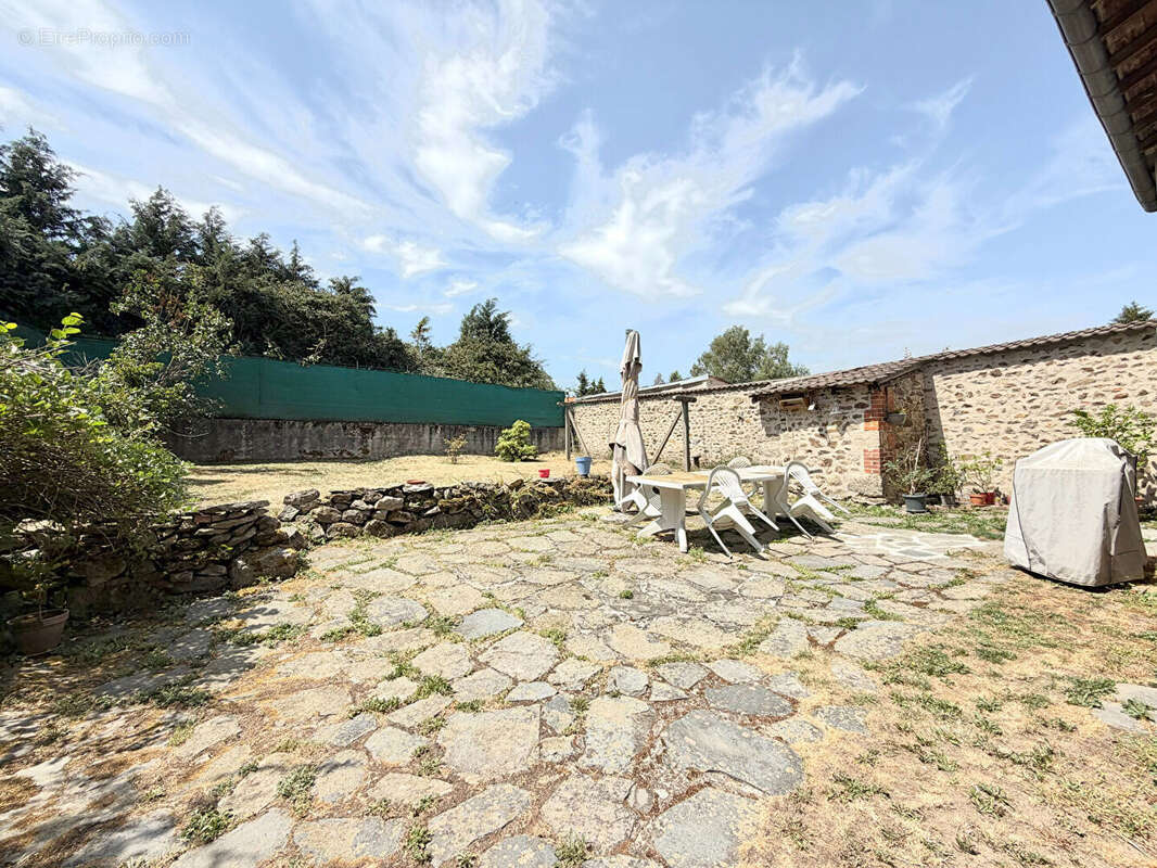 Charmante maison en pierre à Saint Romain Les Atheux 128.69m² - photo 4