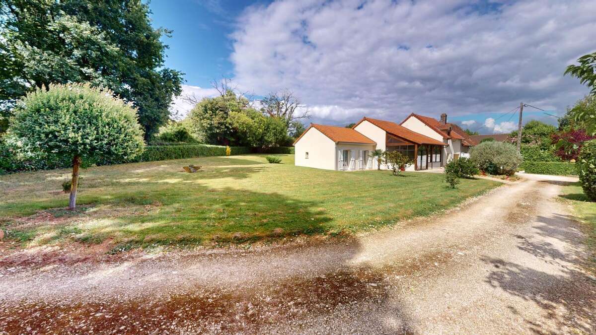 Maison à SENS-BEAUJEU