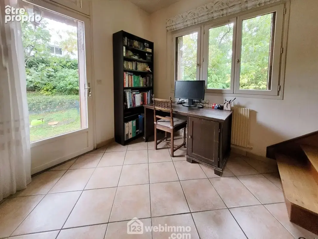 Bureau/bibliothèque avec accès direct au jardin à l'arrière de la maison
