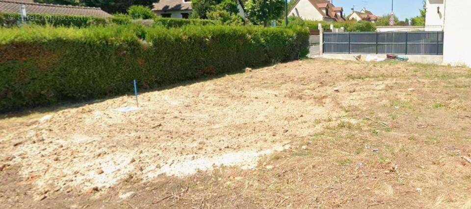 Terrain à OLLAINVILLE