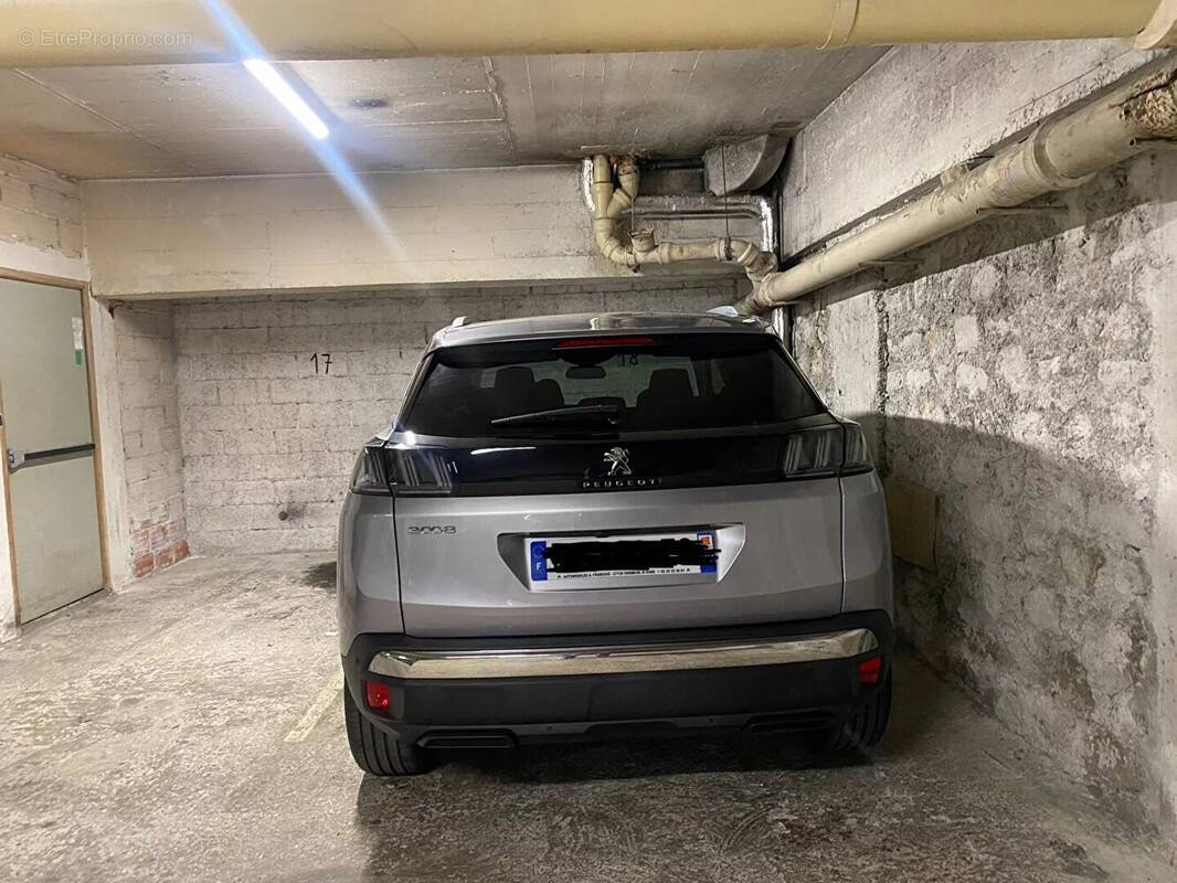 Parking à PARIS-18E