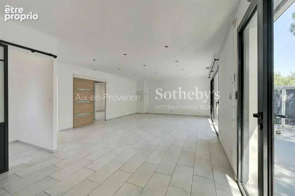 Élégante propriété familiale avec dépendance, piscine et jardin paysager - photo 19