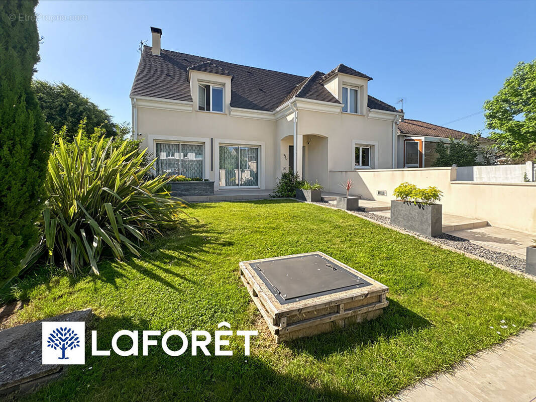 Maison à SAINTE-GENEVIEVE-DES-BOIS