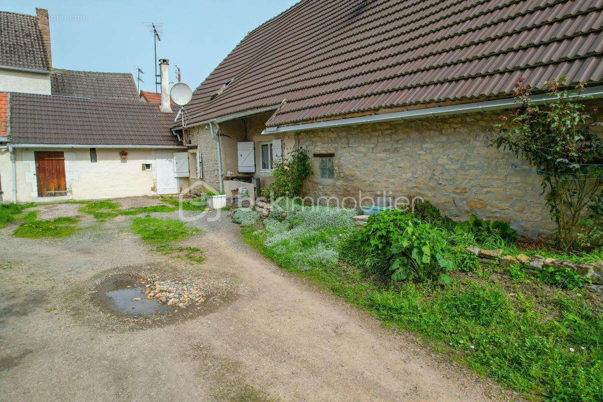 Maison à SAINT-PARIZE-LE-CHATEL