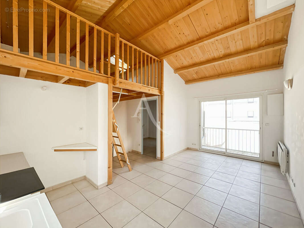 Ensemble immobilier avec local commercial en RDJ et T2 mezzanine à l'étage - photo 8