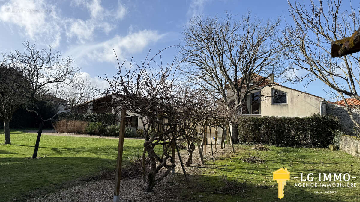 Maison à BRIE-SOUS-MORTAGNE