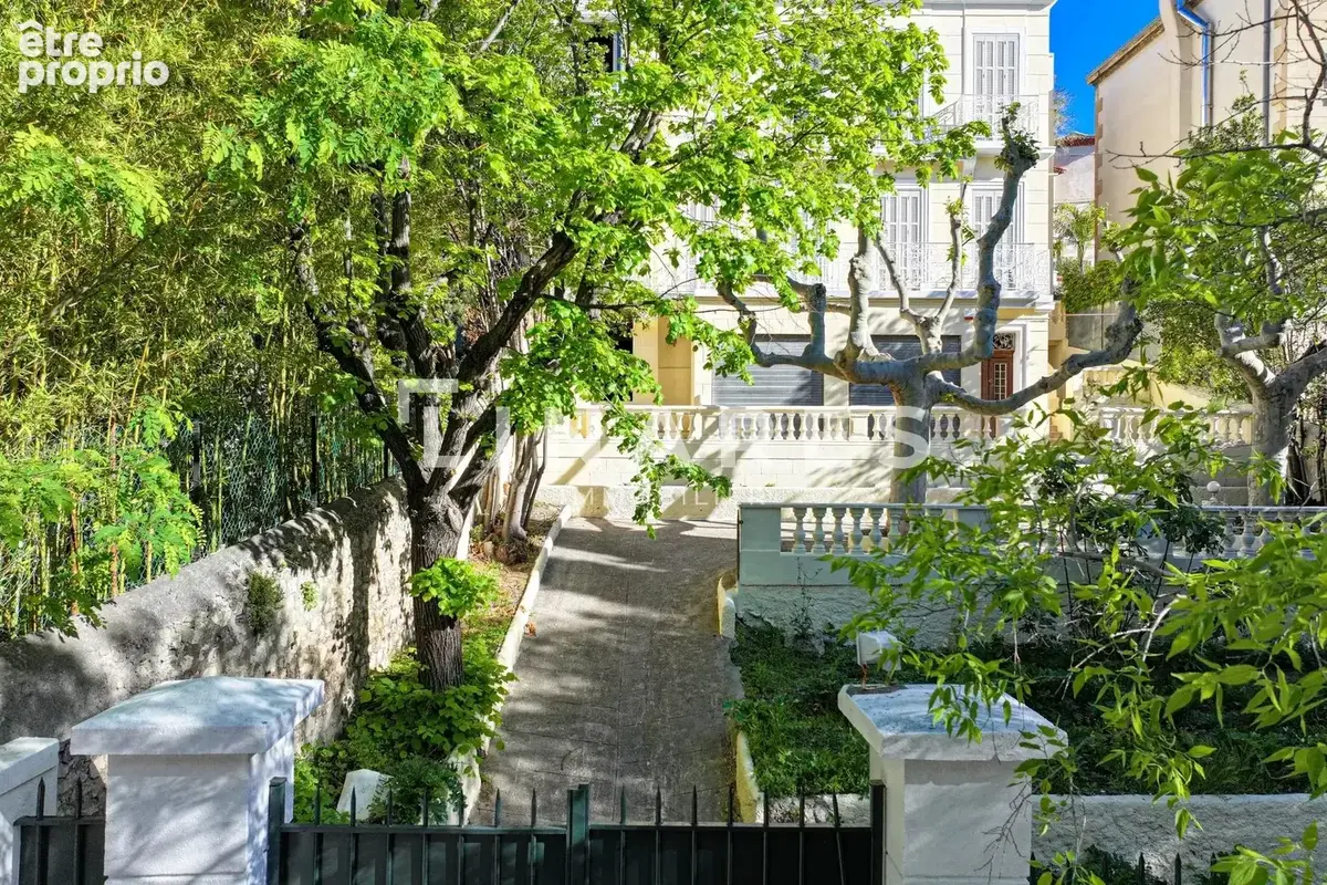LUXURY IN TOWN - Hôtel particulier de 357m2 - Boulevard Perier 13008 - photo 6