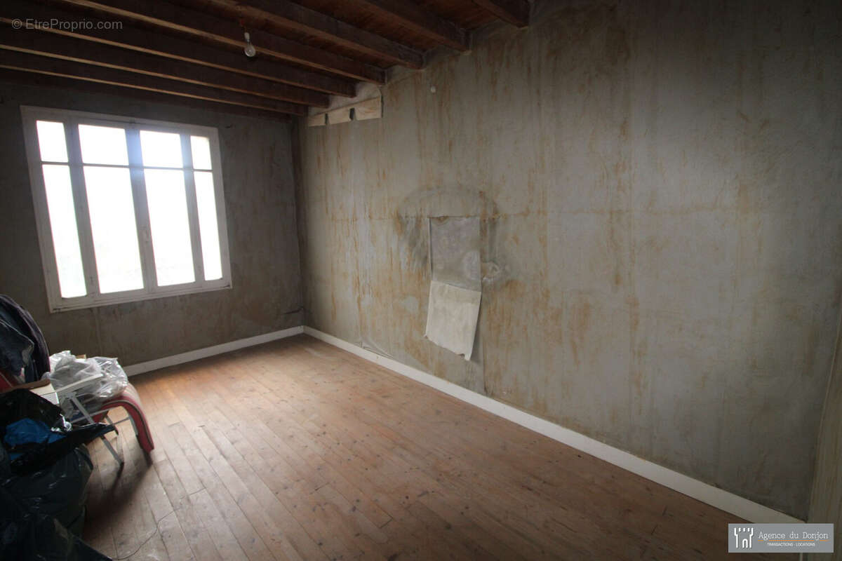 Maison à SAINT-GENIS-DE-SAINTONGE