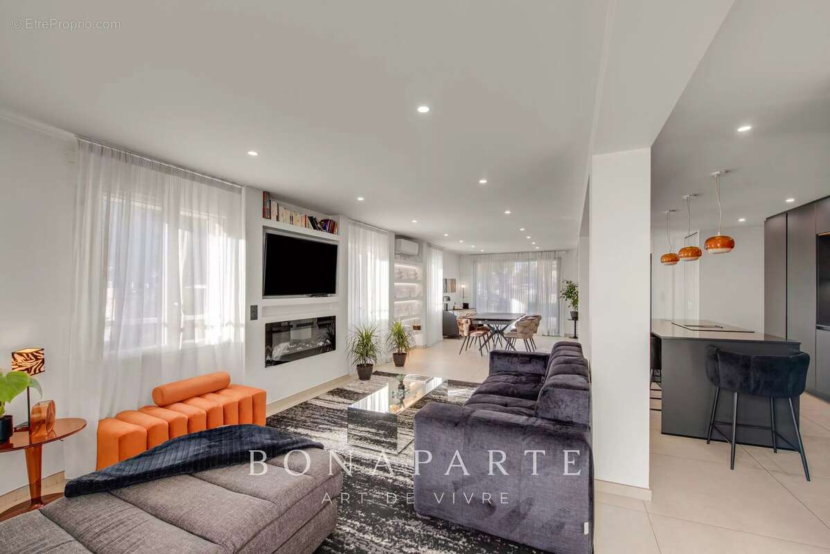 Appartement d’exception T3 125m² rénové avec vaste terrasse en plein cœur de Saint-Raphaël - photo 2
