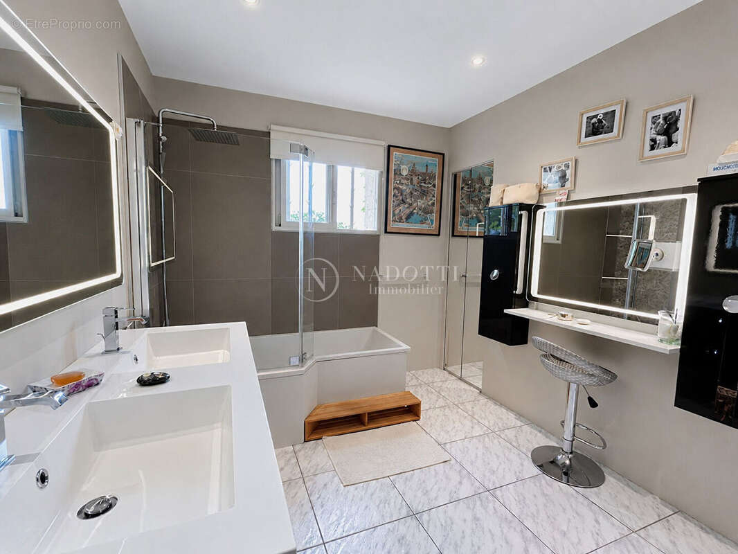 Caumont sur Durance - Superbe Villa  en colline  de 230 m2 avec piscine - photo 7