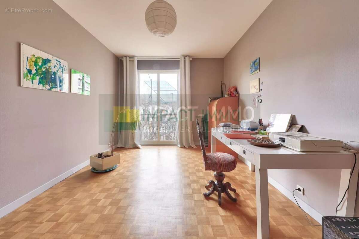 Appartement à COURBEVOIE