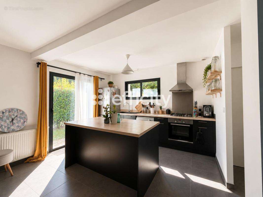 Maison 111 m² à Orgeres  - photo 3