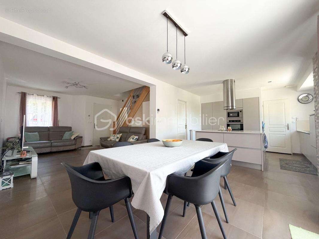 Maison à SAINTRY-SUR-SEINE