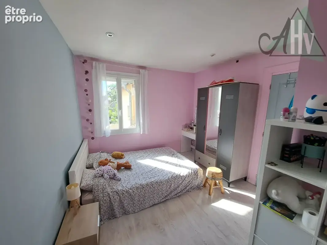 CHEROY (89) - Maison de ville rénovée de 228 m2 avec 4 chambres et extérieur. - photo 8