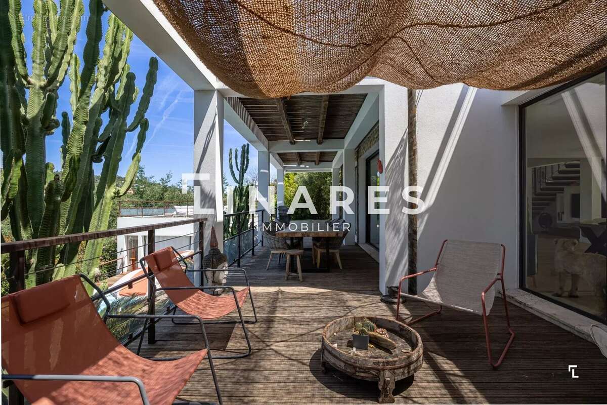 VILLA TOPAZE - Maison T7 de 206 m² - Dépendance - Piscine Terrain 1300m2 - 83240 Cavalaire - photo 5