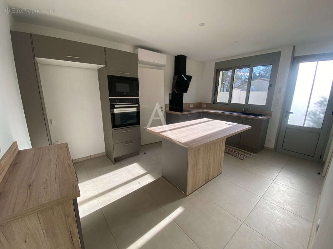 Maison à SAINT-LAURENT-DE-LA-PREE