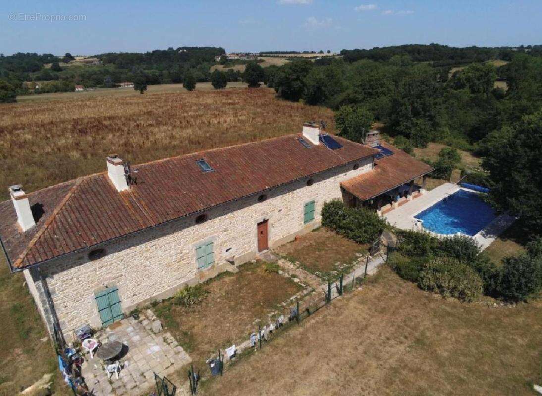 Maison 240 m² à Charroux  - photo 2