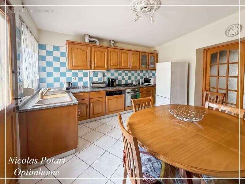 Maison de ville avec chambre au rez-de-chaussée, cour et garage - photo 5