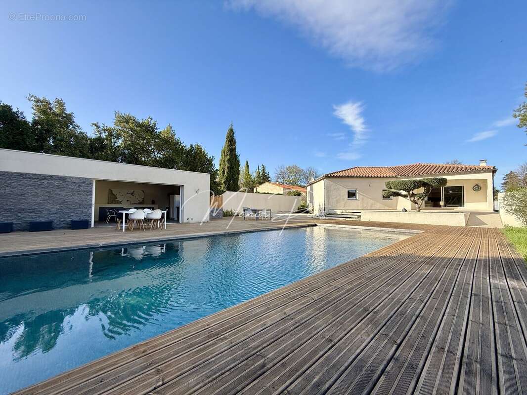 Maison 230 m² à Saint-Esteve  - photo 32