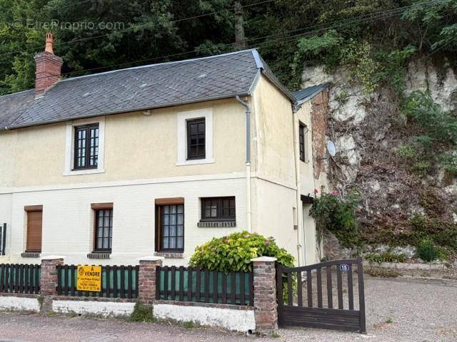 Maison à SAINT-MARTIN-DE-BIENFAITE-LA-CRESSONNIERE