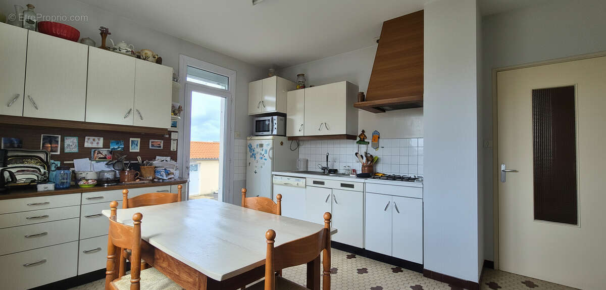 Maison 4 chambres avec sous-sol aménagé et 2 garages  - Centre de Montaigu - photo 2