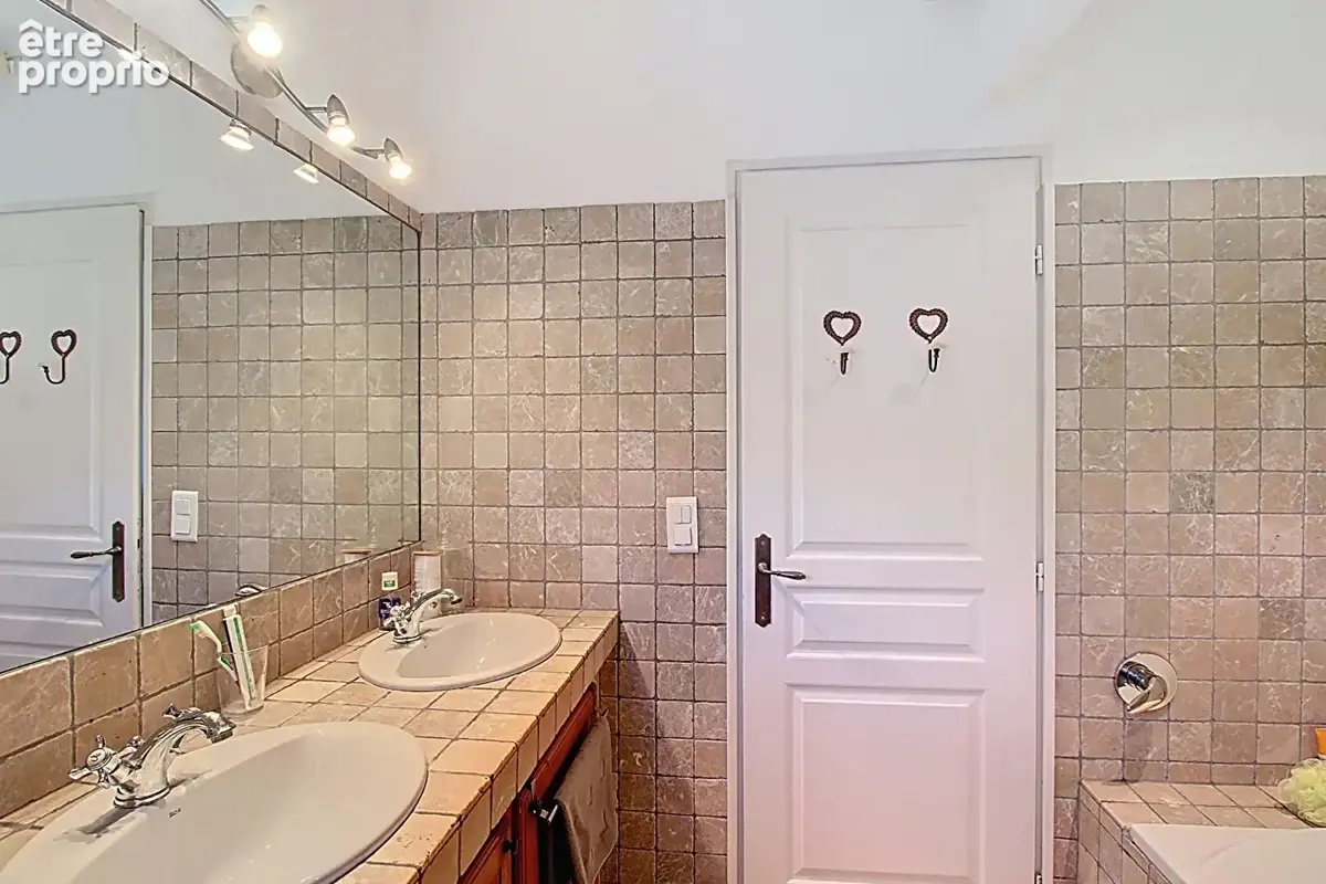 À VENDRE EN EXCLUSIVITÉ à DRAGUIGNAN Appartement 114 m² en dernier étage 3/4 chambres - photo 16