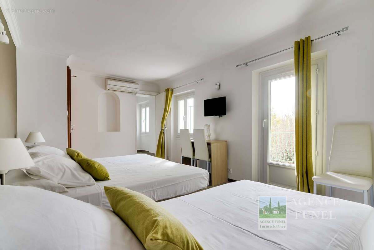 Commerce à SAINT-VALLIER-DE-THIEY