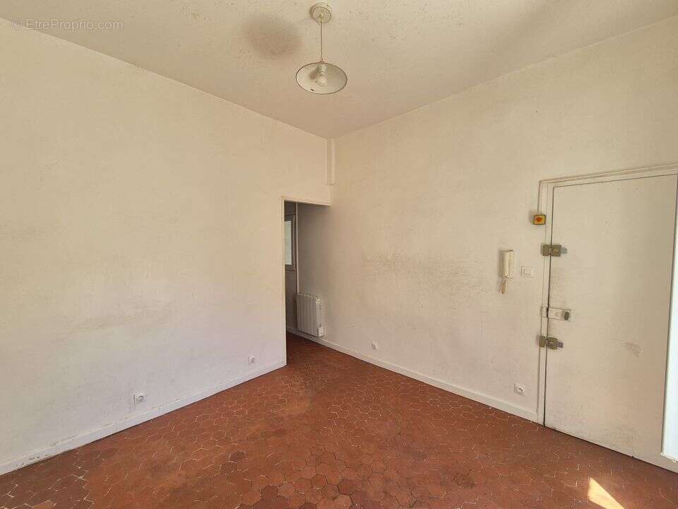 LA CIOTAT STUDIO de 18m² - potentiel - calme - proximité