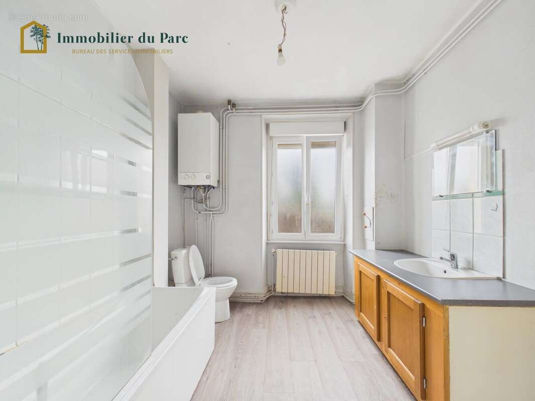 Immeuble de rapport à rénover à Belfort – 198 m², 3 logements + 5 garages – Fort potentiel locatif - photo 8