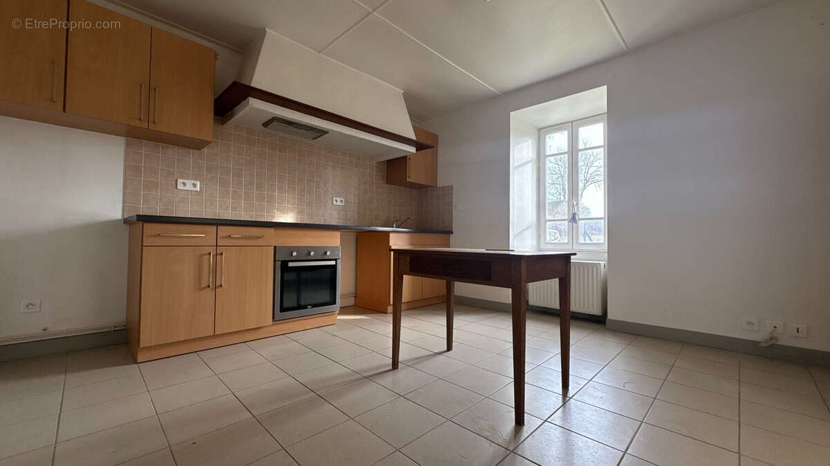 Maison 112 m² à Tralaigues  - photo 2