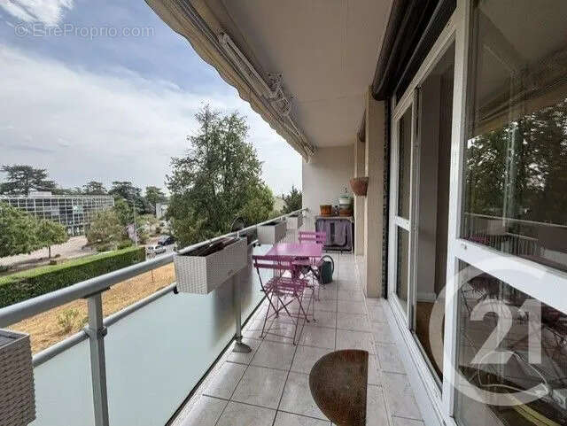 Appartement 61 m² à Saint-Genis-Laval  - photo 2